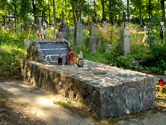 1a. Grób Nieznanego Żołnierza na cmentarzu katolickim.