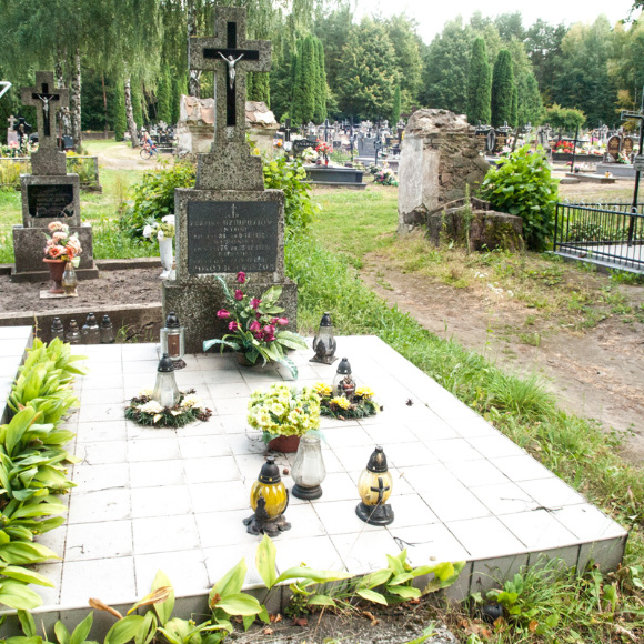 1b. Grobowiec rodziny Dziurdziów, potomków bohaterów powieści Elizy Orzeszkowej.