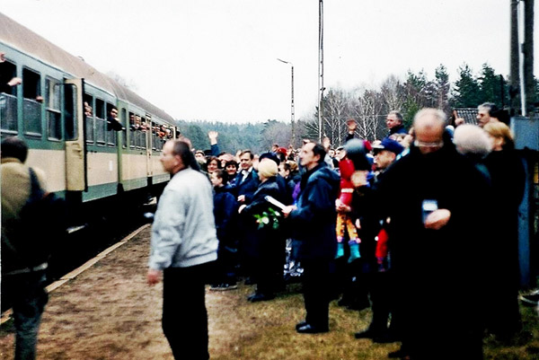 Uroczyste pożegnanie pociągu w Sokolem 2.04.2000 r. Fot. R. Pankiewicz, 2000 r.